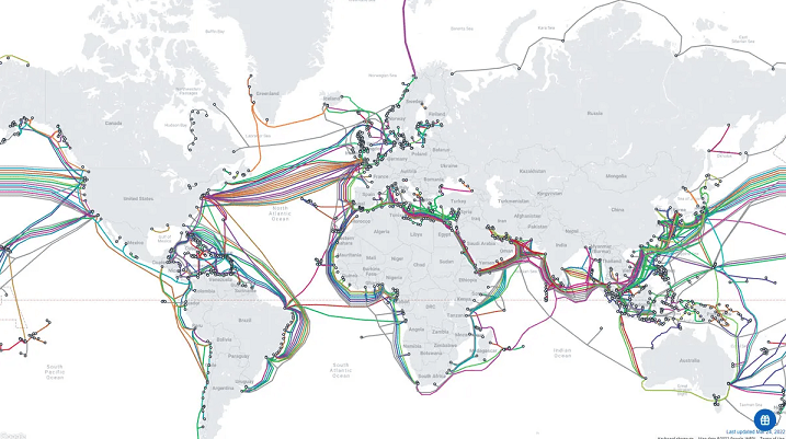 Carte des câbles sous-marins permettant la diffusion de données numériques à travers le monde. Le tout illustre le fait qu'il est préférable de faire affaire avec un hébergeur situé à proximité de sa clientèle cible.